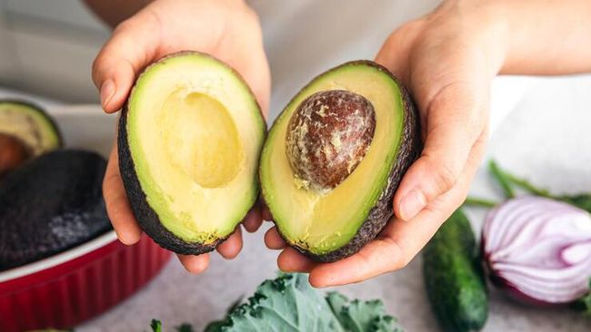 Alpukat sering jadi rujukan saat mencari sumber lemak sehat. Ada banyak manfaat yang bisa diperoleh lewat konsumsi alpukat setiap hari.