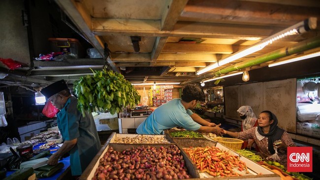 FOTO: Keramaian Pembeli di Pasar Senen Jelang Ramadan