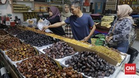 FOTO: Berburu Kurma Ramadan, Bukti Tanah Abang Bukan Cuma Pakaian
