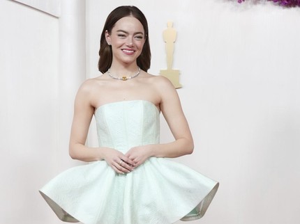 Jadi Perhatian, Emma Stone Terima Piala Oscar Keduanya dengan Gaun Sobek