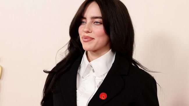 Sejumlah undangan Oscar 2024 memakai pin merah yang melambangkan desakan gencatan senjata di Gaza.