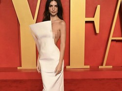Gaun Unik Emily Ratajkowsky di Oscar 2024, Disebut Mirip Amplop