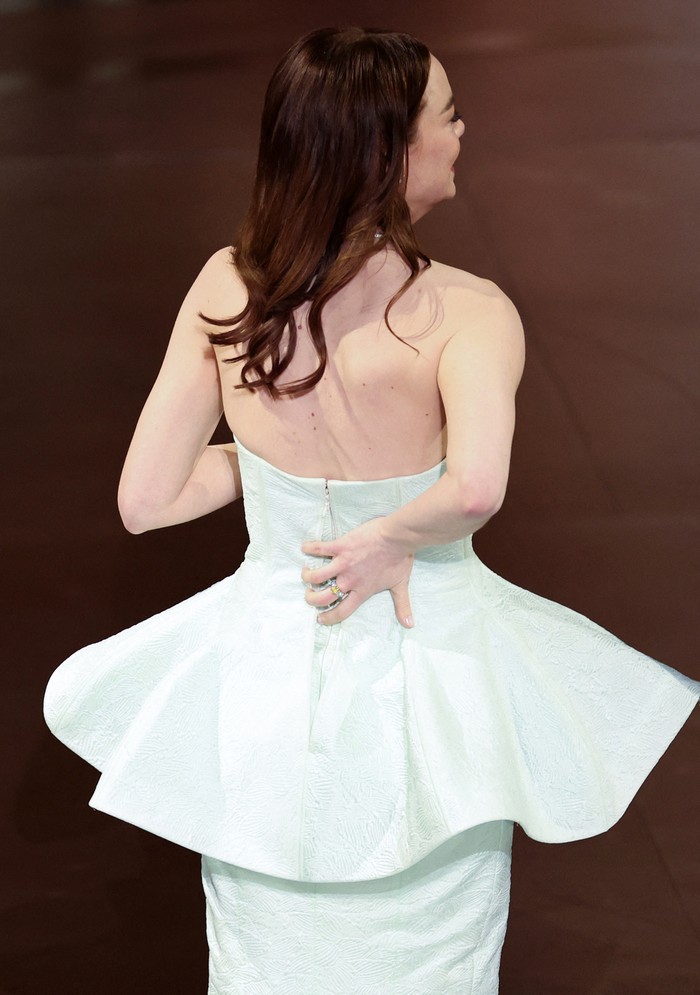 Emma Stone mengalami malafungsi busana di Oscars 2024 Louis Vuitton Mendapat Serangan Imbas Gaun Emma Stone Rusak