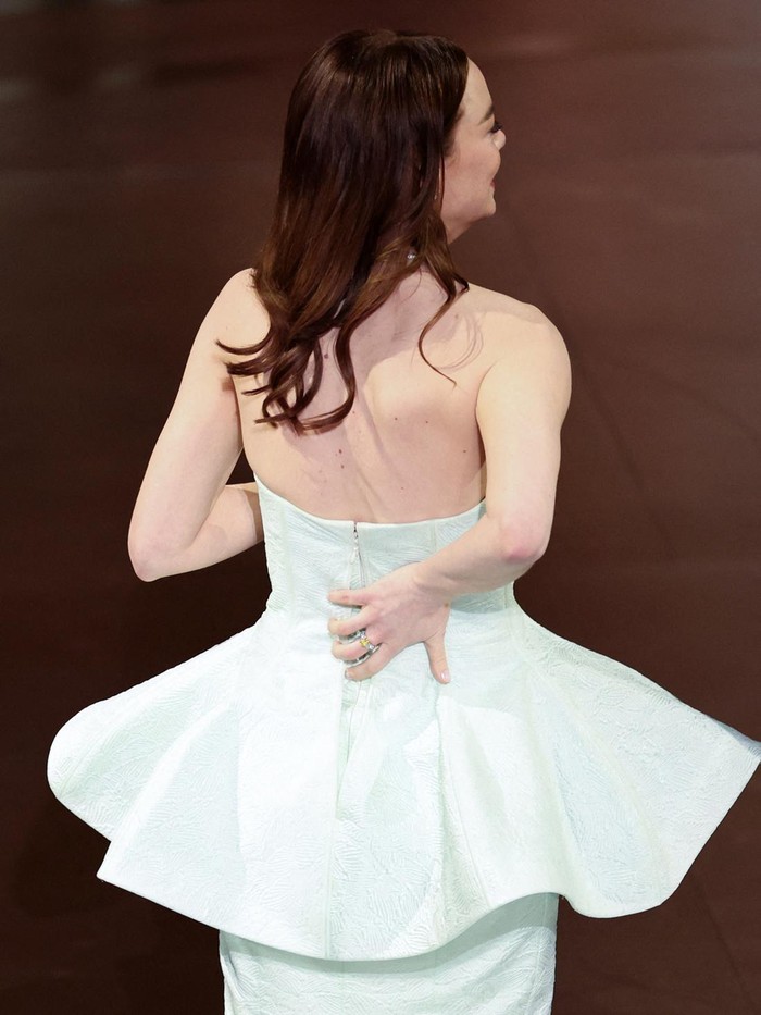 Emma Stone mengalami malafungsi busana di Oscars 2024
