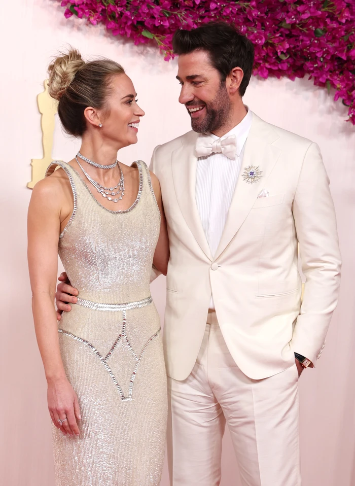 Emma Stone hingga Anya Taylor-Joy Bersinar di Red Carpet Oscar 2024 Gaya Pasangan Artis Paling Romantis di Piala Oscar 2024