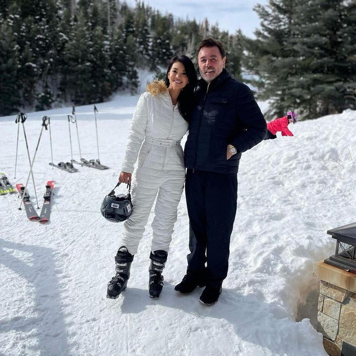 <p>Farah kerap membagikan foto-foto mesra dengan sang suami. Keduanya juga sering traveling bareng dan menikmati <em>quality time</em> bersama, Bunda. (Foto: Instagram @farahquinnofficial)</p>
