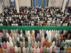 Warga Antusias Salat Tarawih Pertama di Masjid Agung Sumatera Utara
