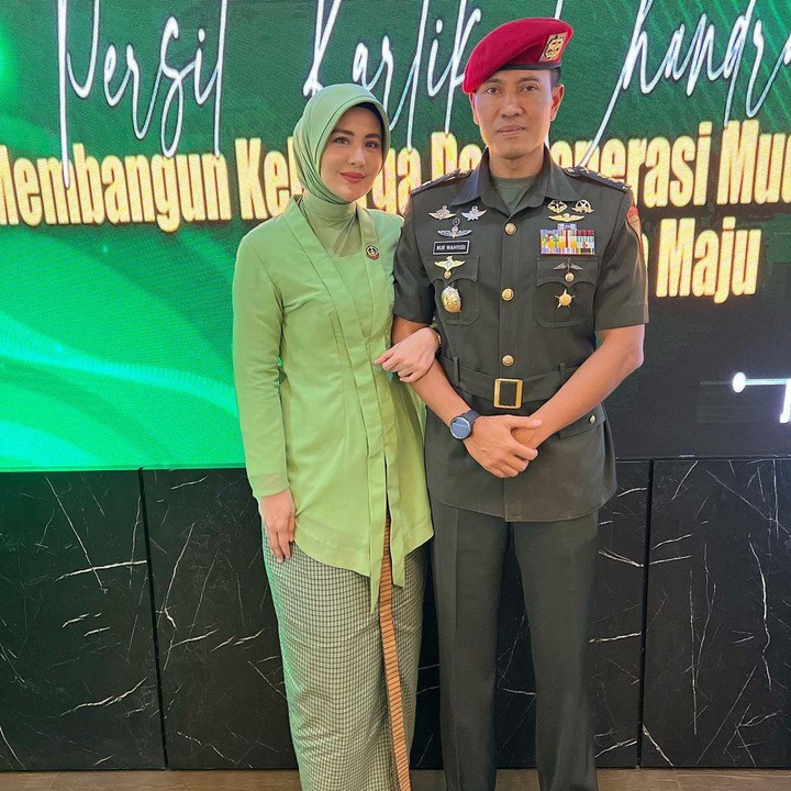 <p>Sebagai ibu Persit, Juliana sering mengenakan seragam khas bernuansa hijau. Selain mengurus keluarga, Juliana aktif mengikuti kegiatan Ibu Persit dengan seragam khas ini. (Foto: Instagram @julianamoechtar)</p>