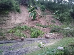 2 Hari Diterjang Longsor, Jalan Nasional Reo-Ruteng Mulai Pulih