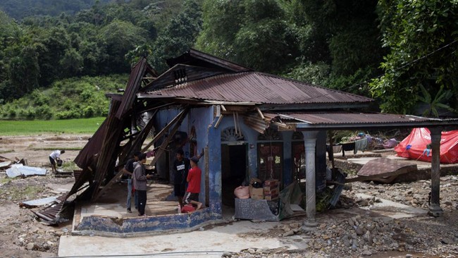 BNPB melaporkan jumlah korban meninggal bumi akibat musibah banjir bandang Sumatera Barat kembali bertambah menjadi 58 orang.