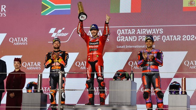 Francesco Bagnaia menggeser Jorge Martin dari puncak klasemen MotoGP 2024 usai menang di GP Qatar, Minggu (10/3).
