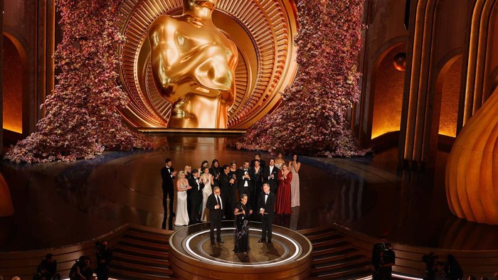 4 Momen Menarik Academy Awards 2024, Pin Gencatan Senjata hingga Penampilan Ryan Gosling!