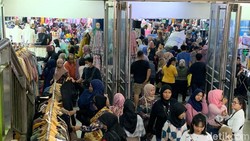 img-title Sepi Kalah Saing dengan TikTok Cs, Pasar Tanah Abang Ramai Lagi Masuk Puasa