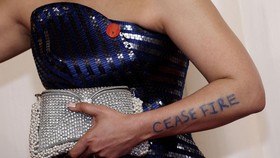 FOTO: Pin Merah di Oscar 2024, Seruan Dorong Gencatan Senjata Gaza