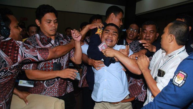 Rapat pleno KPU Maluku Utara diwarnai kericuhan akibat protes dari saksi partai politik saat rekapitulasi penghitungan suara DPR-RI Kabupaten Halmahera Selatan.