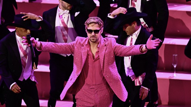 Ryan Gosling tampil membawakan lagu soundtrack Barbie (2023) berjudul I'm Just Ken di Academy Awards ke-96 atau Piala Oscar 2024.