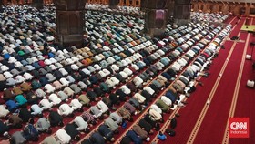 Ribuan Warga Padati Masjid Istiqlal di Hari Pertama Salat Tarawih