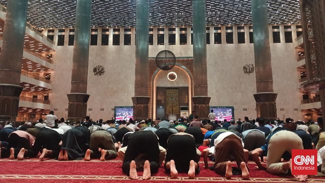Umumnya teknis sholat tarawih dilakukan dengan kelipatan 2 rakaat salam. Namun, apakah sholat tarawih 4 rakaat satu salam sah dan boleh dilakukan?