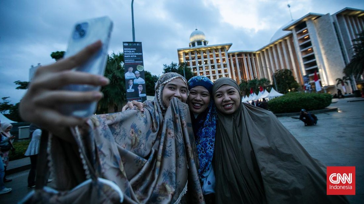 FOTO: Antusias Jemaah Salat Tarawih Pertama di Masjid Istiqlal