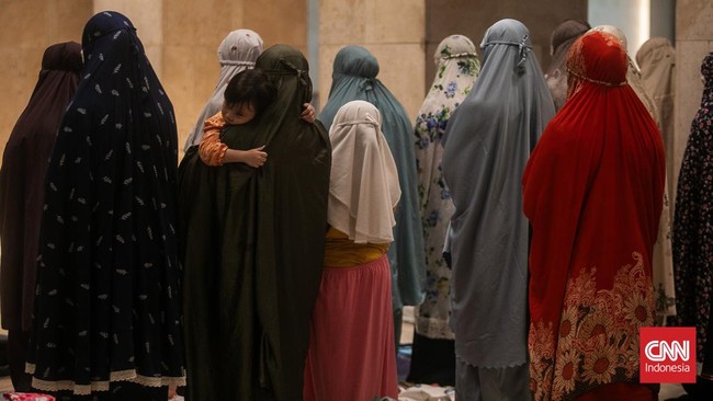 FOTO: Antusias Jemaah Salat Tarawih Pertama di Masjid Istiqlal