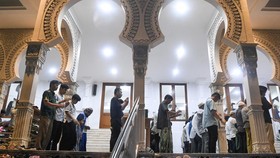 Kala Umat Muslim di Bali Salat Tarawih Terakhir di Tengah Nyepi