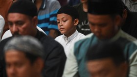 FOTO: Khusyuk Tarawih Warga Muhammadiyah, Mulai Puasa Ramadan Hari Ini