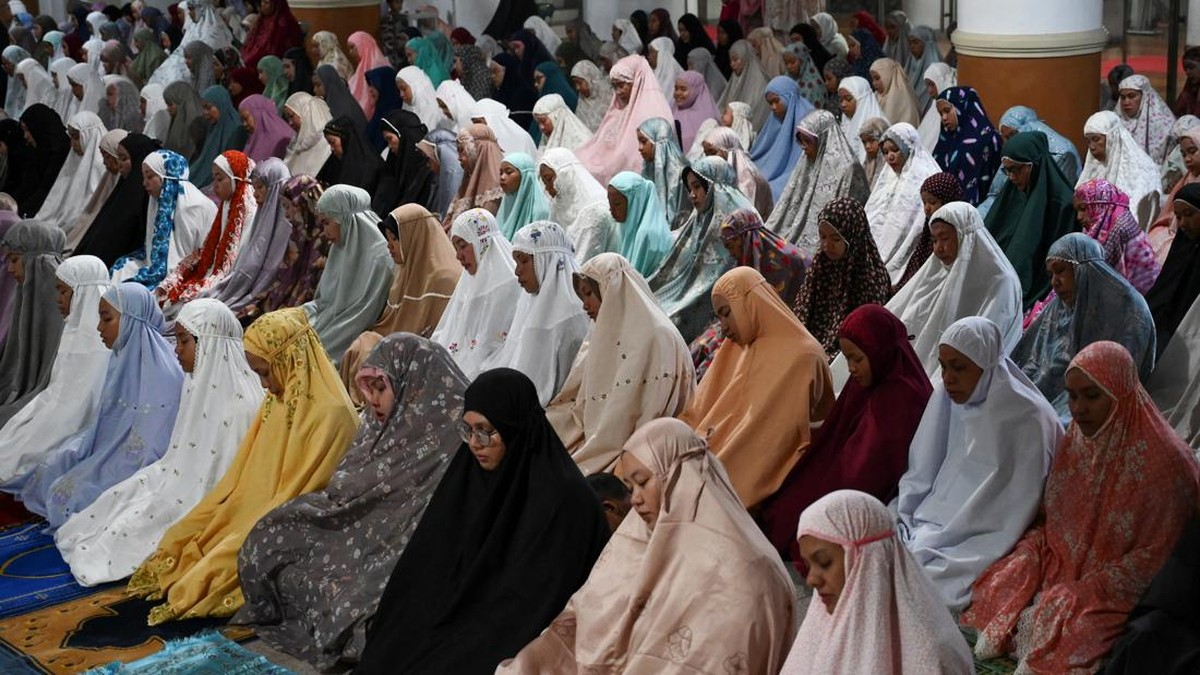 FOTO: Khusyuk Tarawih Warga Muhammadiyah, Mulai Puasa Ramadan Hari Ini