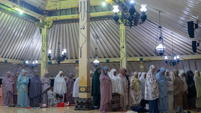 Sholat tarawih adalah sholat sunnah di malam bulan Ramadhan yang diikuti dengan sholat witir. Namun, bolehkah sholat tarawih tanpa witir?