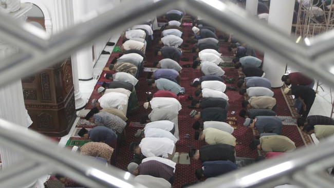FOTO: Khusyuk Tarawih Warga Muhammadiyah, Mulai Puasa Ramadan Hari Ini