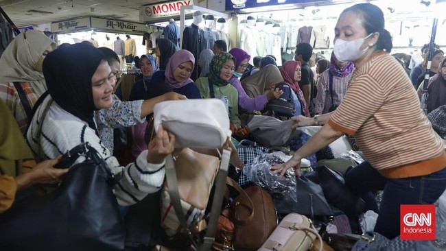 FOTO: Ramadan, Kepadatan dan Aroma Lebaran di Tanah Abang