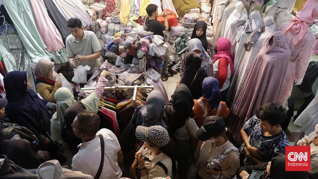 Sejumlah pedagang di Pasar Tanah Abang mengaku mendapatkan berkah selama Ramadan karena momentum itu membuat penjualan naik sampai 70 persen.
