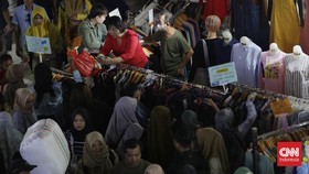 FOTO: Ramadan, Kepadatan dan Aroma Lebaran di Tanah Abang