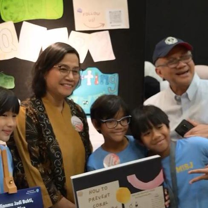 <p>Kehadiran Sri Mulyani di acara sekolah cucunya ini merupakan bagian dari tugasnya sebagai nenek, Bunda. Perempuan kelahiran Lampung ini bahkan menyebut dirinya sebagai '<em>cheerleader</em>'. "Menurut kamu apa tugas Eyang Putri…?<em> Give plenty of hugs and as a loyal cheerleader..</em>," tulisnya. (Foto: Instagram @smindrawati)</p>