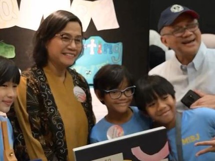 5 Potret Momen Sri Mulyani Lihat Presentasi Cucunya di Sekolah, Sebut Dirinya Cheerleader