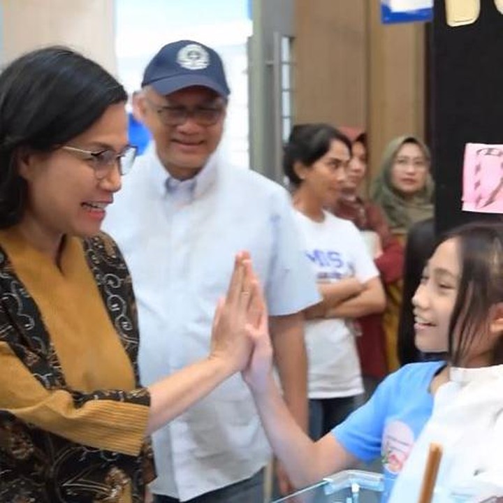 <p>Dalam pameran ini, Sri Mulyani melihat presentasi pameran cucunya yang saat ini duduk di kelas 5 SD. Ia juga menyempatkan diri untuk berkeliling pameran dan bertemu dengan anak-anak lainnya. (Foto: Instagram @smindrawati)</p>