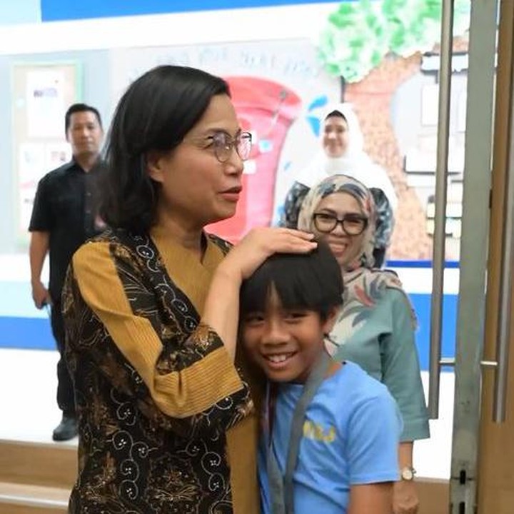 <p>Menteri Keuangan Indonesia Sri Mulyani membagikan aktivitas terbarunya di luar urusan negara. Balum lama ini, Sri Mulyani datang ke sekolah cucunya yang sedang mengadakan pameran, Bunda. (Foto: Instagram @smindrawati)</p>