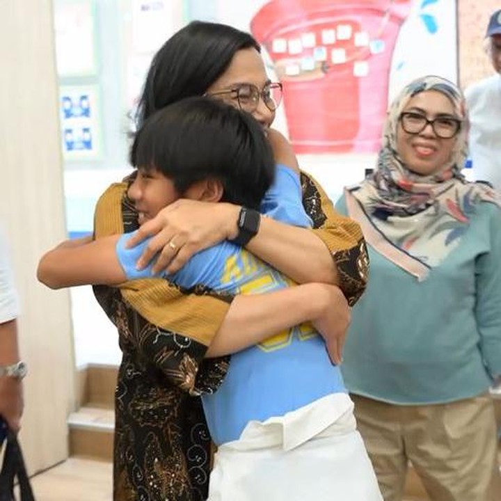 <p>Sri Mulyani datang mengenakan batik dan langsung disambut pelukan oleh sang cucu. Rona bahagia terlihat dari wajah keduanya di tengah keramaian pameran. (Foto: Instagram @smindrawati)</p>