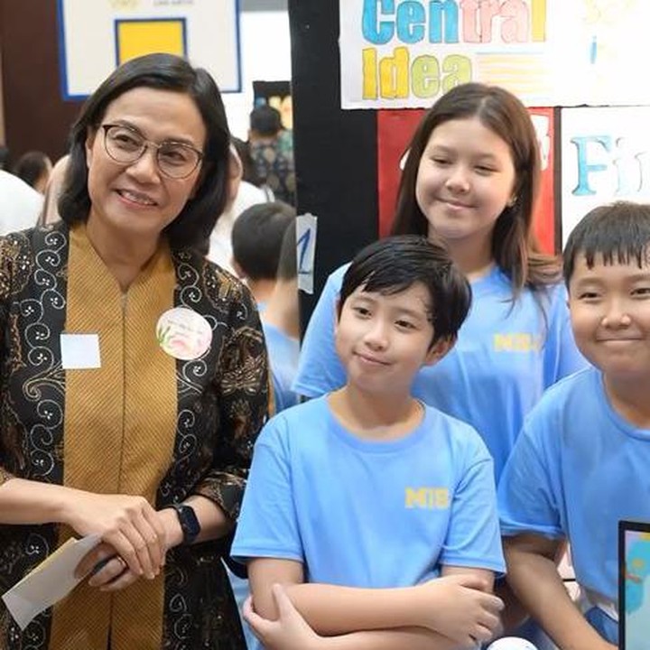 <p>Melalui unggahan di Instagram, perempuan 61 tahun ini mengungkapkan kebanggaannya pada anak-anak, termasuk cucunya, yang sudah berani mengekspresikan diri dan melakukan presentasi untuk isu-isu penting. (Foto: Instagram @smindrawati)</p>