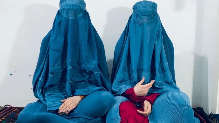 'Suara kami tidak akan bisa dibungkam'  Dua perempuan kakak beradik di Afghanistan menentang Taliban dengan bernyanyi mengenakan burka