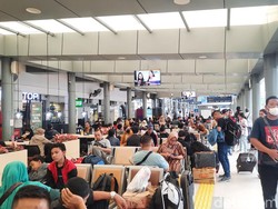 Ingin Awal Puasa di Kampung Bikin Pemudik Mulai Padati Stasiun Pasar Senen