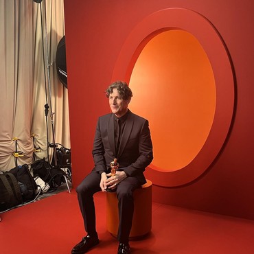 Sutradara 'The Zone of Interest' Singgung Konflik Gaza Saat Terima Piala Oscar