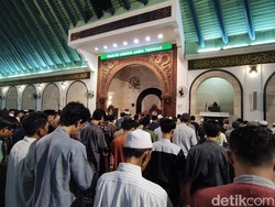 Niat Sholat Tarawih 11 Rakaat Lengkap Sendiri dan Berjamaah