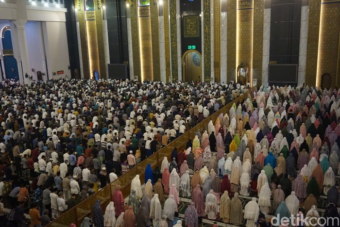 Sekitar 15 ribu jemaah salat Tarawih pertama di Masjid Al Akbar Surabaya, Senin (11/3/2024) malam. Berikut ini sederet potretnya.