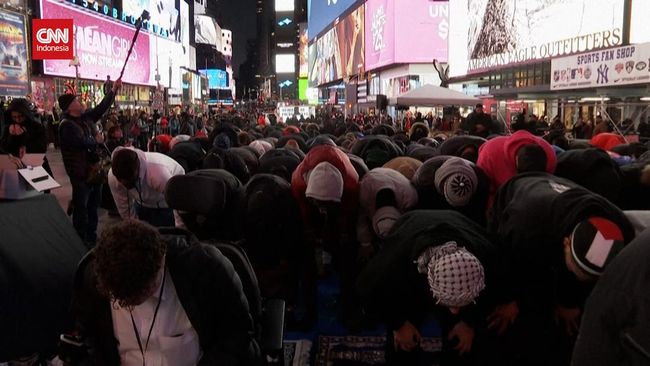 VIDEO: Muslim New York Salat Tarawih Perdana di Times Square