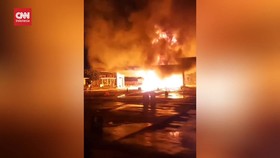 VIDEO: Momen SPBU dan Mobil Tangki Terbakar di Pom Bensin