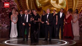 VIDEO: Momen 'Awkward' Al Pacino Baca Oppenheimer Raih Best Picture