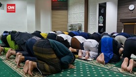 VIDEO: Warga Muhammadiyah Jakarta dan Bandung Salat Tarawih Pertama