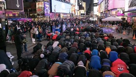 FOTO: Tarawih Perdana Ramadan di Times Square Warga Muslim New York