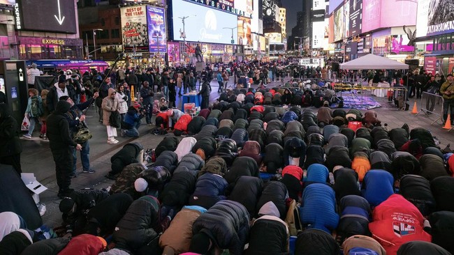 Dukungan dan solidaritas pada Gaza ditunjukan warga Muslim New York saat menggelar tarawih perdana di Times Square, Minggu (10/3) malam waktu setempat.