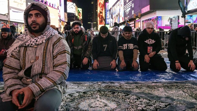FOTO: Tarawih Perdana Ramadan di Times Square Warga Muslim New York